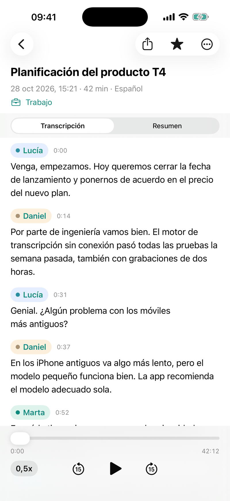 Ondia con la transcripción de una reunión de producto, con cada frase etiquetada por interlocutor: Lucía, Daniel y Marta.